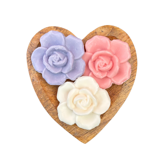 Houten hart met drie bloemen zeepjes