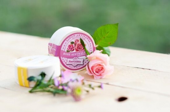 Roos exfolierende zeep in houten doosje