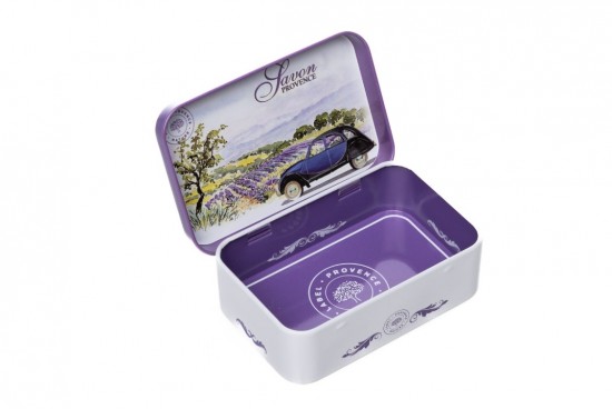 Zeepkist auto bij lavendelvelden