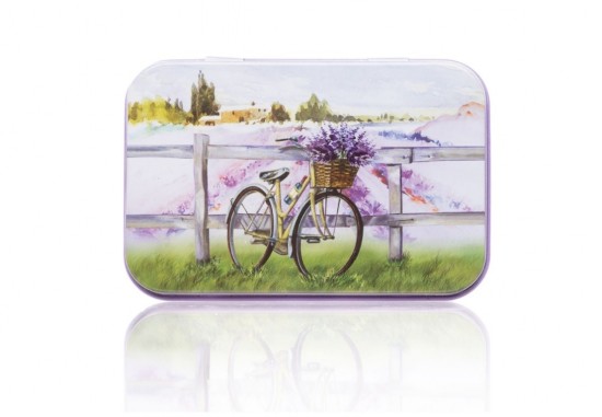 Zeepkist lavendelvelden met fiets bij een hek