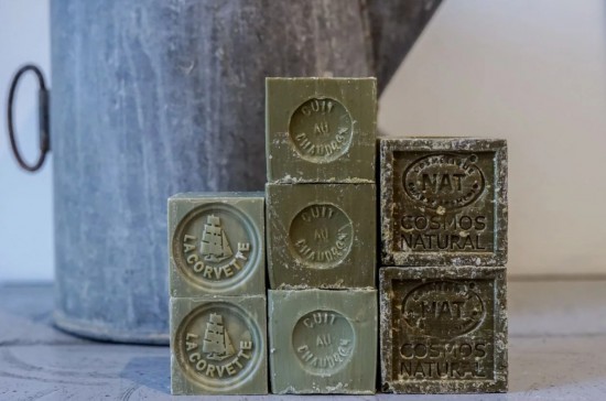 Olijfzeep Savon de Marseille gestapeld