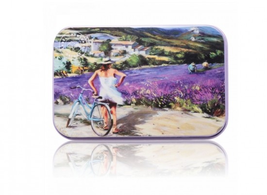 Zeepkist lavendelveld met vrouw bij een fiets
