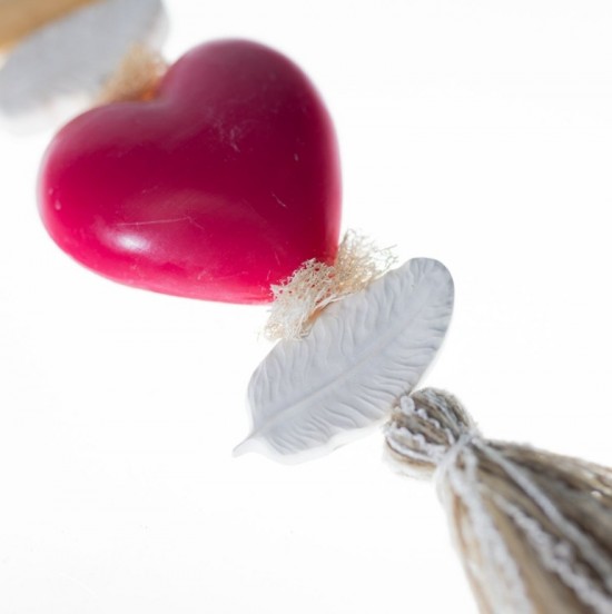 Zeepketting met rood hart en veerpleister, geparfumeerd met katoenbloem. Decoratief, zacht van geur en perfect als liefdevol cadeau.