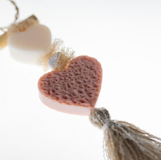 Zeepketting met wit en poederroze hartjes