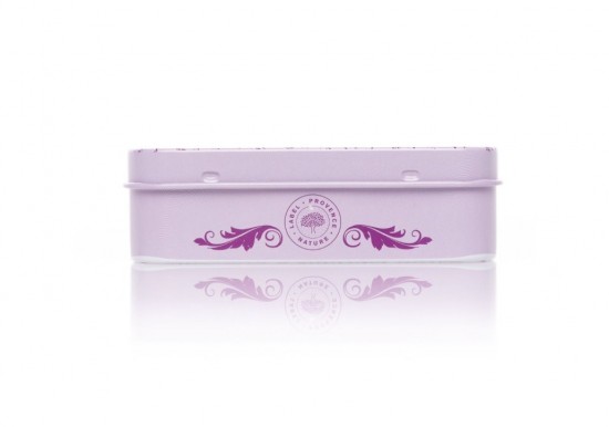 zeepblikje met lila kleurige opdruk van lavendel in vlindermand