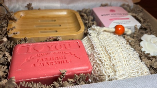 Valentijn brievenbus cadeau met I love you zeep, bamboe zeepbakje, body lotion bar rozenblaadjes en rozen gastenzeep