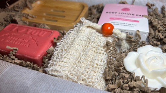 Valentijn brievenbus cadeau met I love you zeep, bamboe zeepbakje, body lotion bar rozenblaadjes en rozen gastenzeep