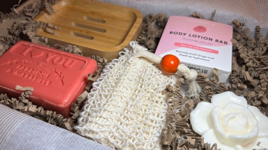 Valentijn brievenbus cadeau met I love you zeep, bamboe zeepbakje, body lotion bar rozenblaadjes en rozen gastenzeep