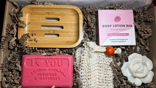 Valentijn brievenbus cadeau met I love you zeep, bamboe zeepbakje, body lotion bar rozenblaadjes en rozen gastenzeep