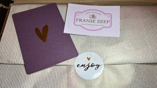 Valentijn brievenbus cadeau met I love you zeep, bamboe zeepbakje, body lotion bar rozenblaadjes en rozen gastenzeep