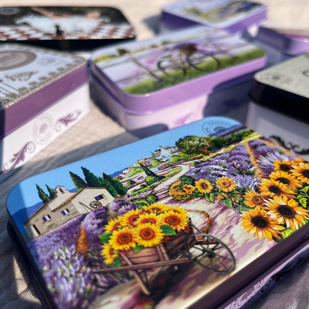 Lege Franse zeepblikjes met Provençaalse illustraties van lavendel en zonnebloemen – decoratieve metalen bewaardoosjes voor zeep 125 gram