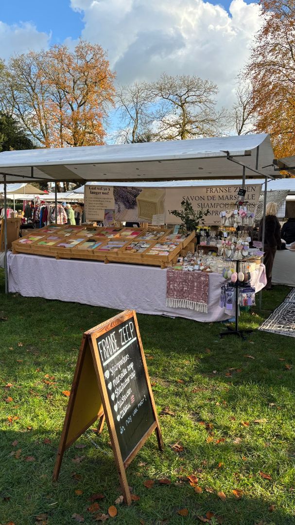 Franse zeep op de markt in Nederland. De zeepkraam op de markt.